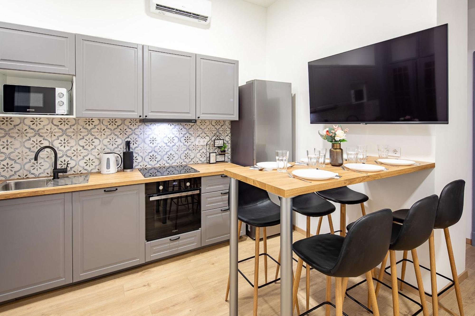 Cityscape Budget Kings Quarters Apartment